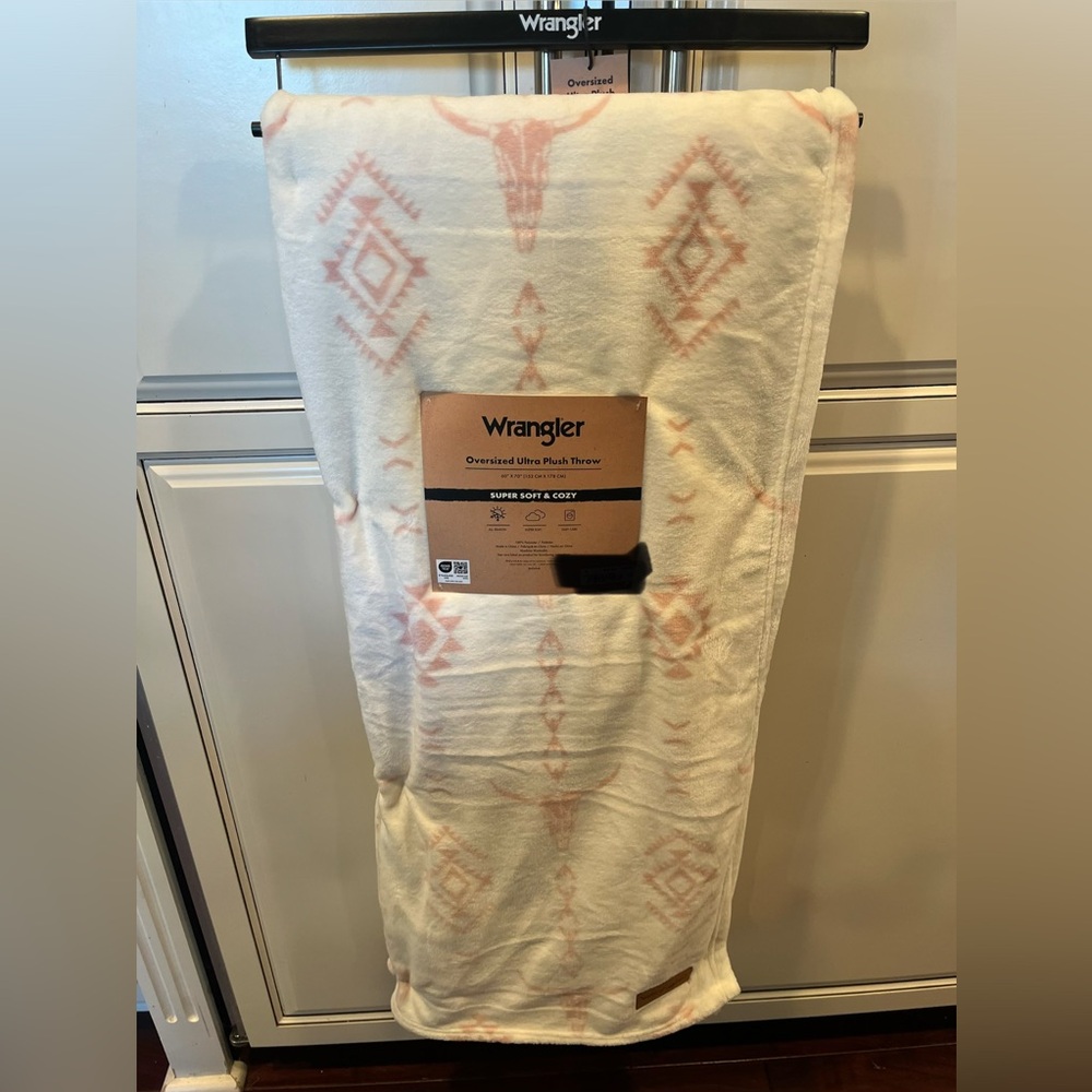 Wrangler Ultra Plush Throw Blanket - White and Pink